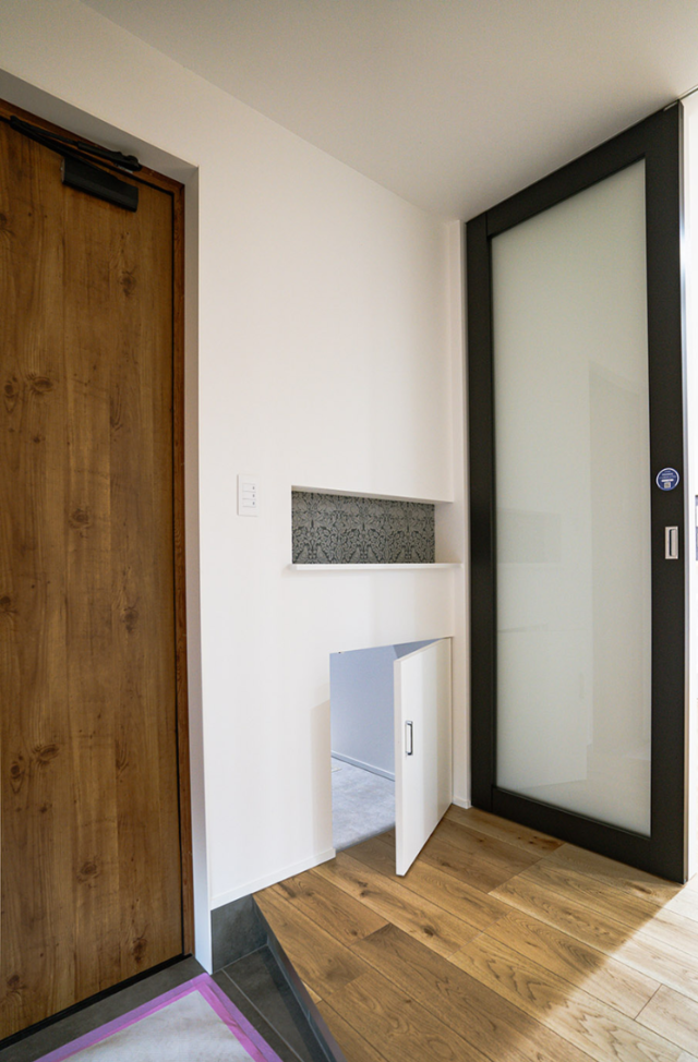 ジョリパットミーティアの質感 × 性能と収納を極めた大人モダンなZEH住宅 - ファンライフ - 玄関