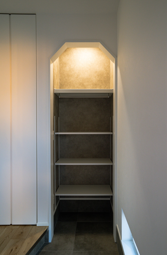 ジョリパットミーティアの質感 × 性能と収納を極めた大人モダンなZEH住宅 - ファンライフ - 玄関収納