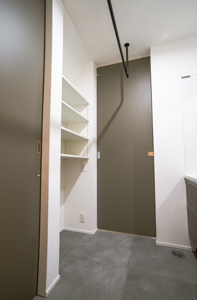 ジョリパットミーティアの質感 × 性能と収納を極めた大人モダンなZEH住宅 - ファンライフ - 洗面・収納