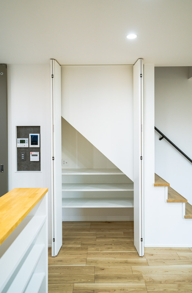 ジョリパットミーティアの質感 × 性能と収納を極めた大人モダンなZEH住宅 - ファンライフ - 階段下収納