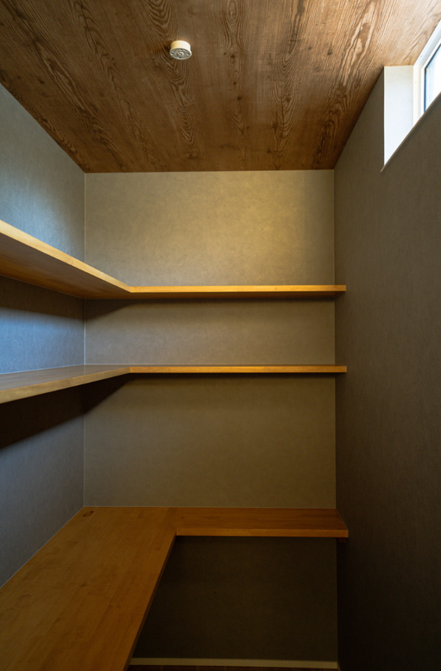 ジョリパットミーティアの質感 × 性能と収納を極めた大人モダンなZEH住宅 - ファンライフ - 書斎