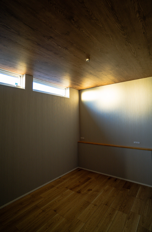 ジョリパットミーティアの質感 × 性能と収納を極めた大人モダンなZEH住宅 - ファンライフ - 洋室