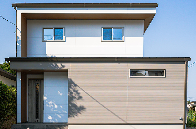 上下階の配色コントラストで奥行きを演出した2階建て長期優良住宅