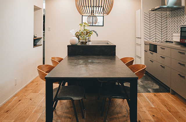 SGLガルバリウムの外壁に包まれた屋上テラスのある2階建て