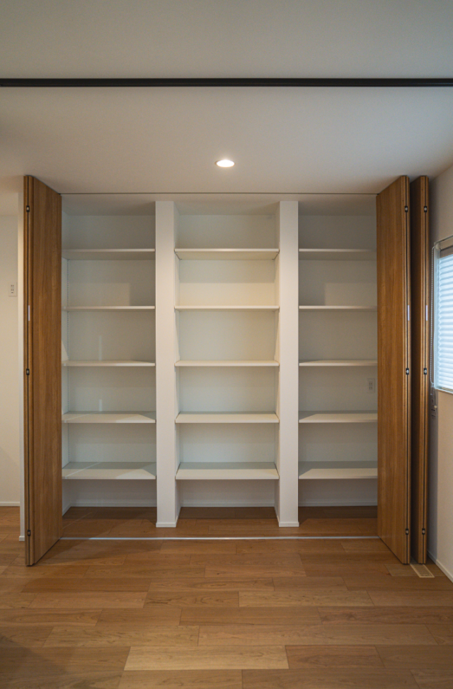 29坪に趣味と機能を凝縮したバイクガレージハウス - ファンライフ - リビング収納