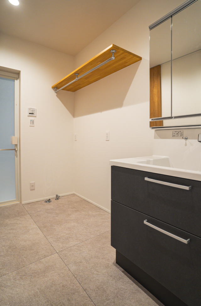 29坪に趣味と機能を凝縮したバイクガレージハウス - ファンライフ - 脱衣・洗面所