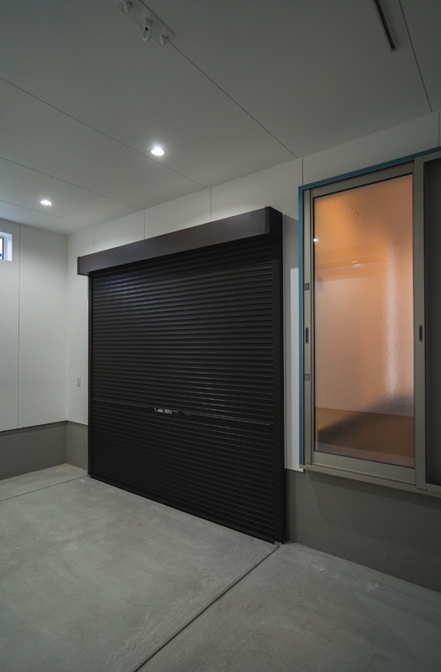 29坪に趣味と機能を凝縮したバイクガレージハウス - ファンライフ - ガレージ・シャッター