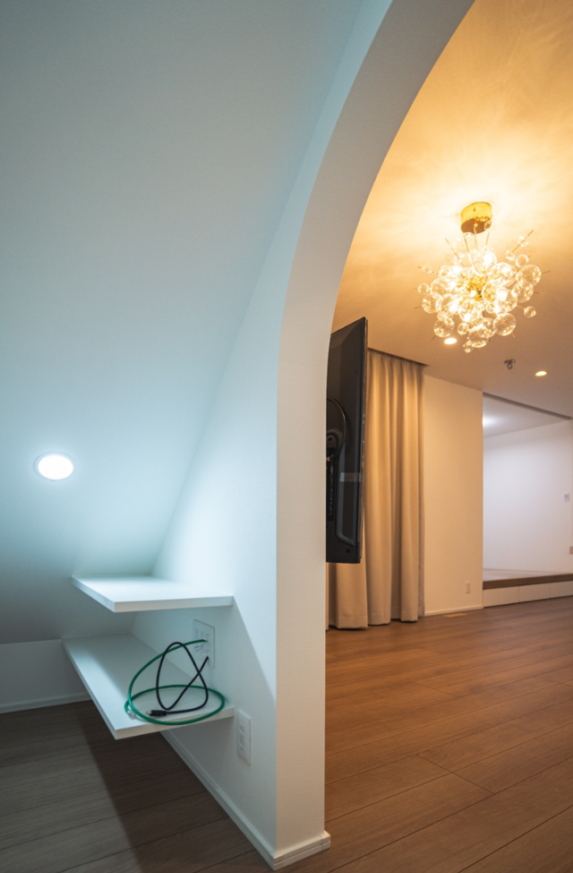 36坪に家族6人の快適を凝縮した収納上手で家事ラクな2階建て - ファンライフ - 階段下収納