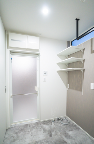 36坪に家族6人の快適を凝縮した収納上手で家事ラクな2階建て - ファンライフ - 脱衣室