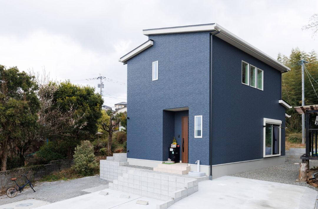 機能美と彩りを楽しむネイビーブルーの外壁が特徴の2階建て