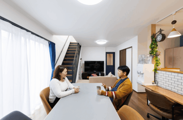 機能美と彩りを楽しむネイビーブルーの外壁が特徴の2階建て - 国分ハウジング - LDK