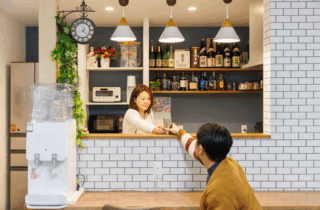 機能美と彩りを楽しむネイビーブルーの外壁が特徴の2階建て - 国分ハウジング - キッチン