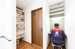 機能美と彩りを楽しむネイビーブルーの外壁が特徴の2階建て - 国分ハウジング - スタディスペース