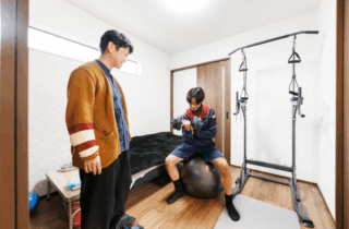 機能美と彩りを楽しむネイビーブルーの外壁が特徴の2階建て - 国分ハウジング - 子ども部屋