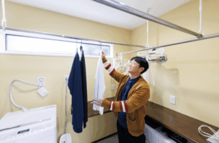 機能美と彩りを楽しむネイビーブルーの外壁が特徴の2階建て - 国分ハウジング - ランドリールーム