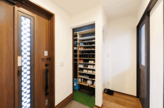 機能美と彩りを楽しむネイビーブルーの外壁が特徴の2階建て - 国分ハウジング - 玄関