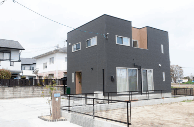 ダークカラーの外観と開放的なLDKが魅力のスタイリッシュなペット共生住宅 - リブワーク - 外観