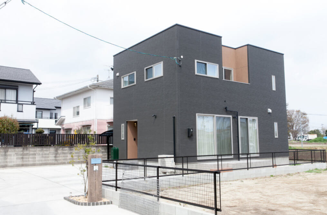 ダークカラーの外観と開放的なLDKが魅力のスタイリッシュなペット共生住宅 - リブワーク - 外観