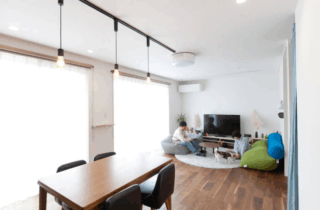 ダークカラーの外観と開放的なLDKが魅力のスタイリッシュなペット共生住宅 - リブワーク - ダイニング・リビング