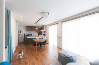 ダークカラーの外観と開放的なLDKが魅力のスタイリッシュなペット共生住宅 - リブワーク - LDK