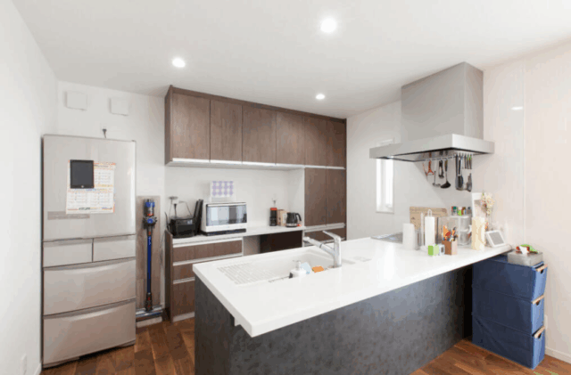 ダークカラーの外観と開放的なLDKが魅力のスタイリッシュなペット共生住宅 - リブワーク - キッチン