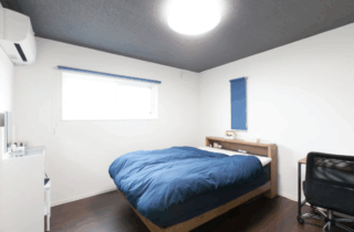 ダークカラーの外観と開放的なLDKが魅力のスタイリッシュなペット共生住宅 - リブワーク - 寝室