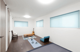 ダークカラーの外観と開放的なLDKが魅力のスタイリッシュなペット共生住宅 - リブワーク - 洋室