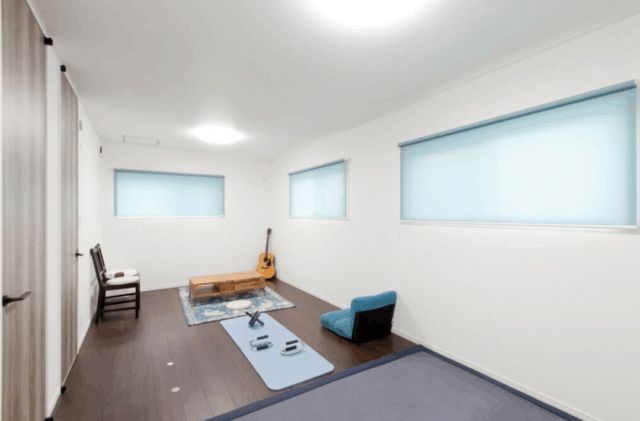 ダークカラーの外観と開放的なLDKが魅力のスタイリッシュなペット共生住宅 - リブワーク - 洋室