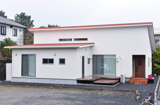 プロヴァンスの風を感じるオレンジ屋根と勾配天井の平屋