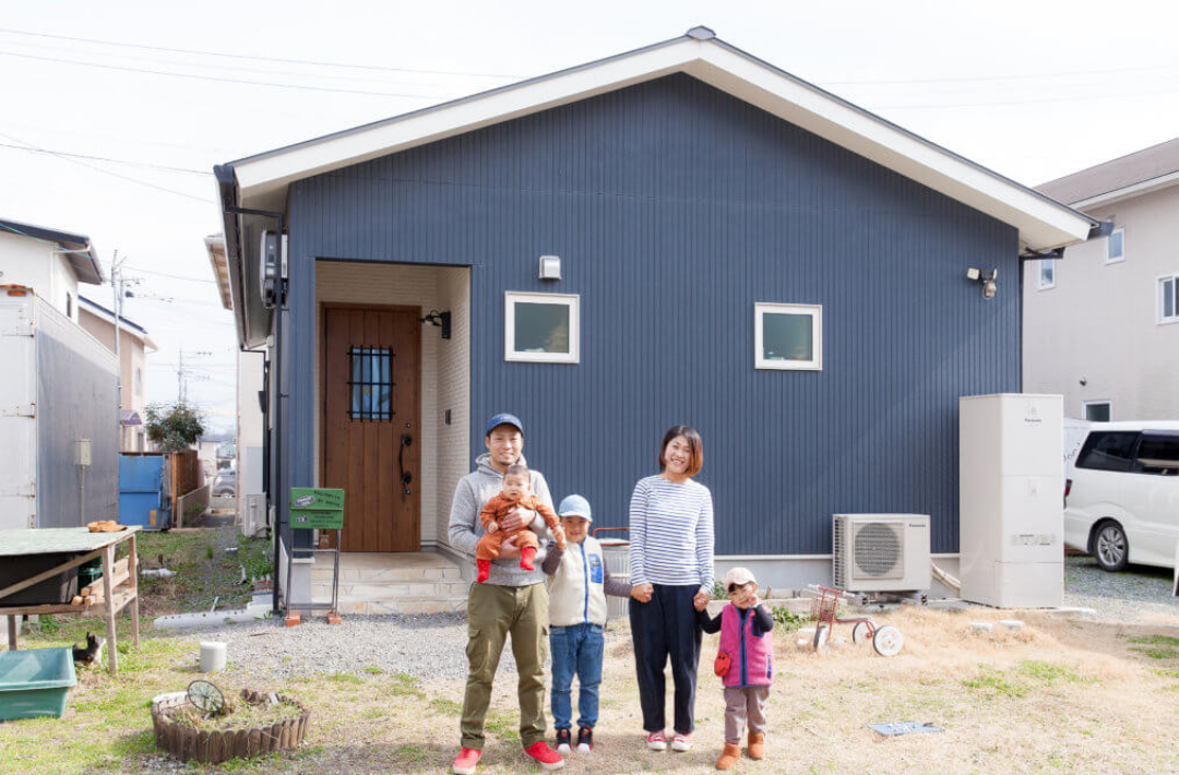 ダウンフロアとスキップフロアのあるカラフルで個性が光る多機能な平屋