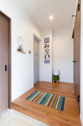 ダウンフロアとスキップフロアのあるカラフルで個性が光る多機能な平屋 - リブワーク - 玄関