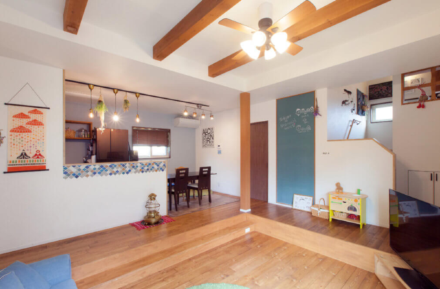 ダウンフロアとスキップフロアのあるカラフルで個性が光る多機能な平屋 - リブワーク - LDK