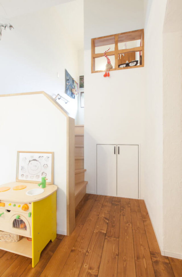 ダウンフロアとスキップフロアのあるカラフルで個性が光る多機能な平屋 - リブワーク - スキップフロア