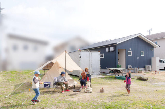 ダウンフロアとスキップフロアのあるカラフルで個性が光る多機能な平屋 - リブワーク - 外構