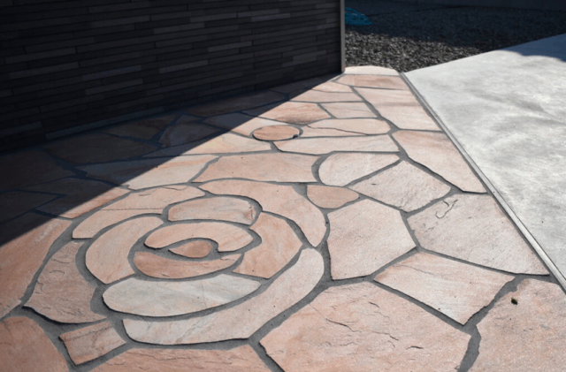 かっこいい×かわいいが融合する重厚な外観のお家 - リブワーク - 外構