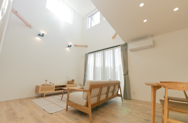 合志野々島 Laiton「上品なタイルの風合いと木の温もりに包まれる住まい」(合志市) - リブワーク - 吹き抜け
