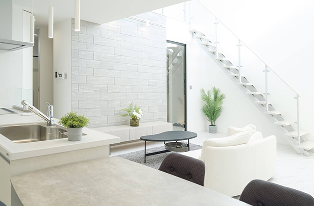 リビング - Finole (フィノル) 熊本玉名山田店「吹き抜けと白の調和が美しいホテルライクな家」(玉名市) - リブワーク