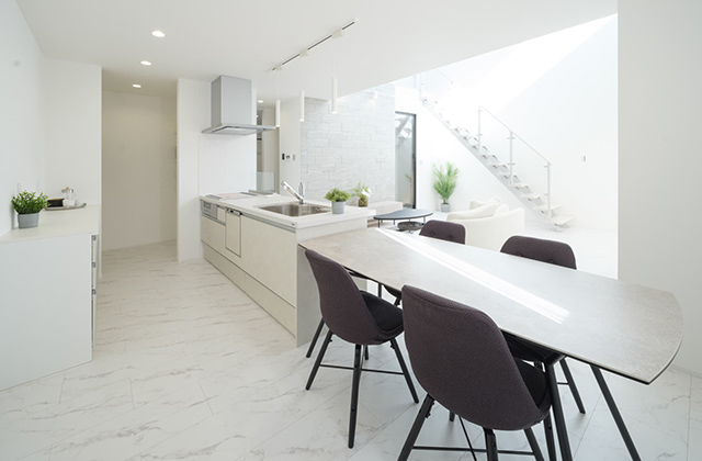 LDK - Finole (フィノル) 熊本玉名山田店「吹き抜けと白の調和が美しいホテルライクな家」(玉名市) - リブワーク