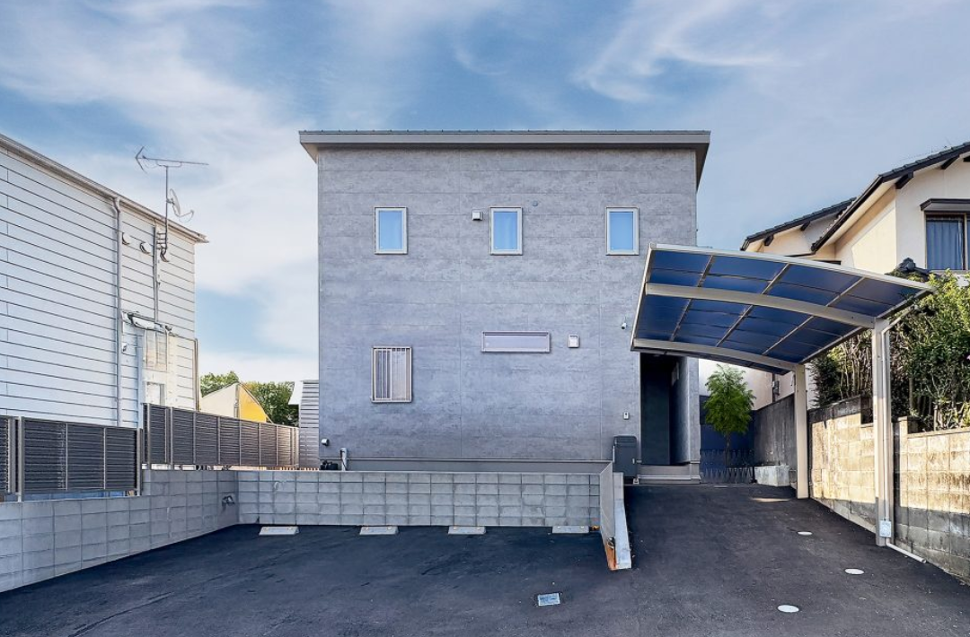 屋上バルコニーにプライベートな空中庭園のある家