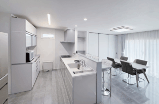 凛とした雰囲気漂うグレーモダンな未来志向の2階建て - NEOデザインホーム - キッチン