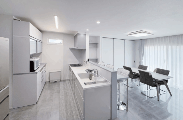 凛とした雰囲気漂うグレーモダンな未来志向の2階建て - NEOデザインホーム - キッチン