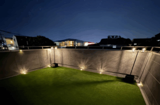 凛とした雰囲気漂うグレーモダンな未来志向の2階建て - NEOデザインホーム - 夜のバルコニー