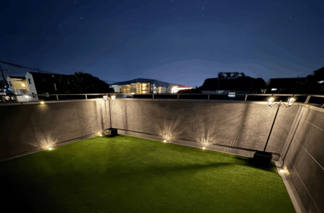 凛とした雰囲気漂うグレーモダンな未来志向の2階建て - NEOデザインホーム - 夜のバルコニー