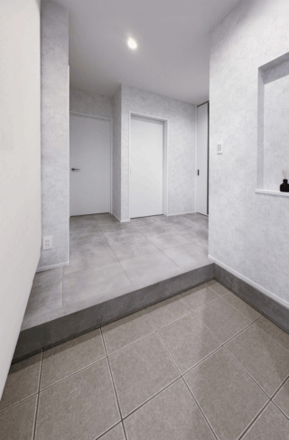 凛とした雰囲気漂うグレーモダンな未来志向の2階建て - NEOデザインホーム - 玄関