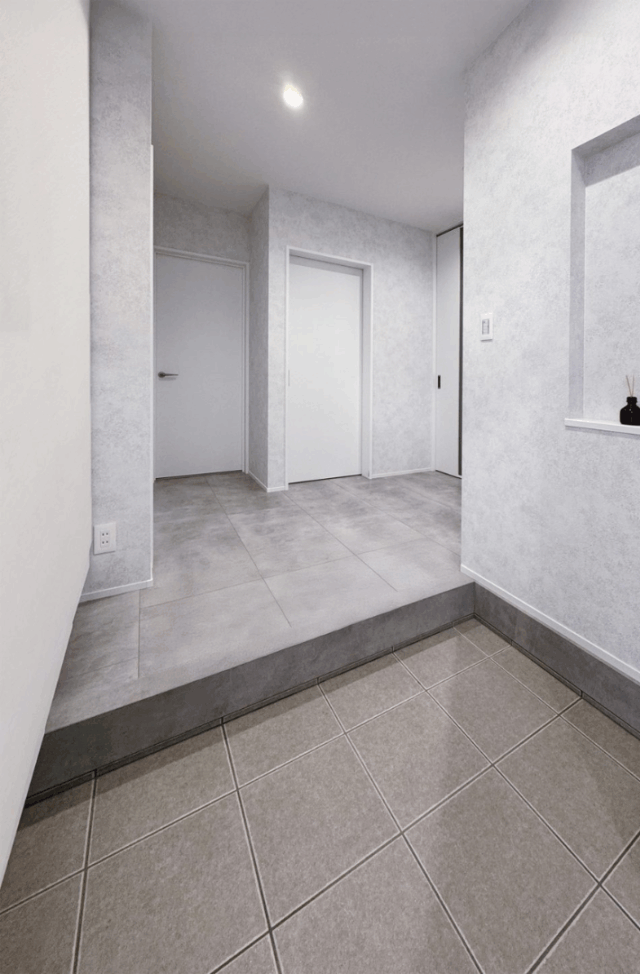 凛とした雰囲気漂うグレーモダンな未来志向の2階建て - NEOデザインホーム - 玄関