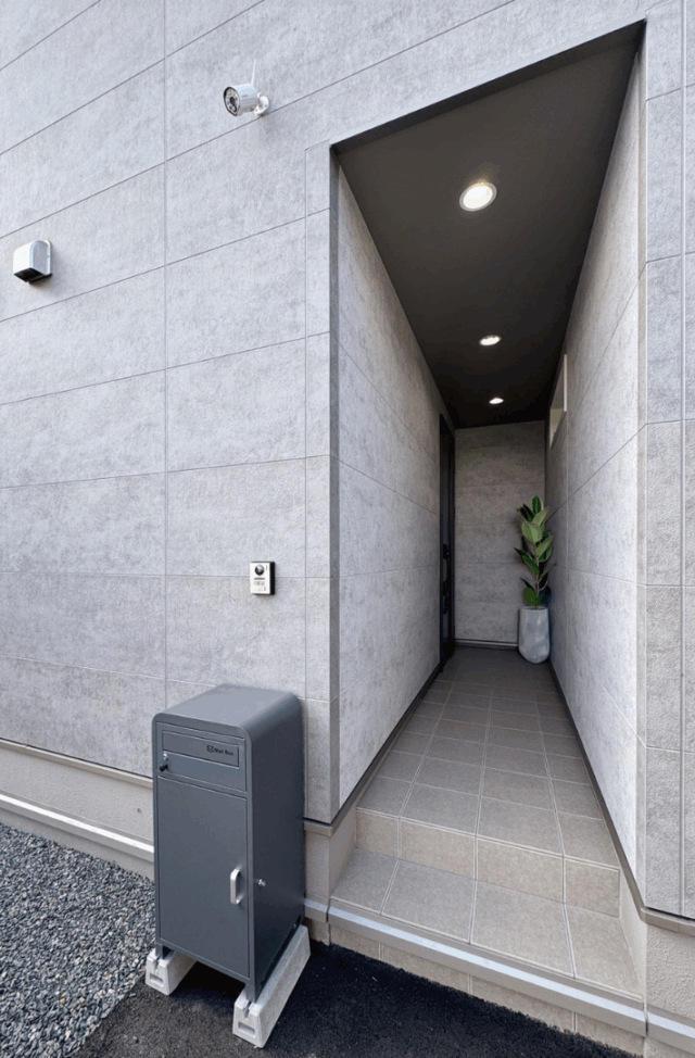 凛とした雰囲気漂うグレーモダンな未来志向の2階建て - NEOデザインホーム - 玄関アプローチ