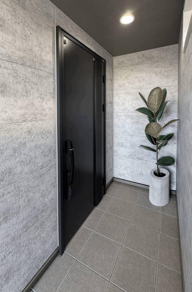 凛とした雰囲気漂うグレーモダンな未来志向の2階建て - NEOデザインホーム - 玄関ドア