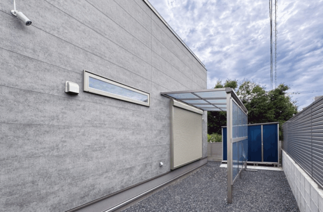 凛とした雰囲気漂うグレーモダンな未来志向の2階建て - NEOデザインホーム - 外構