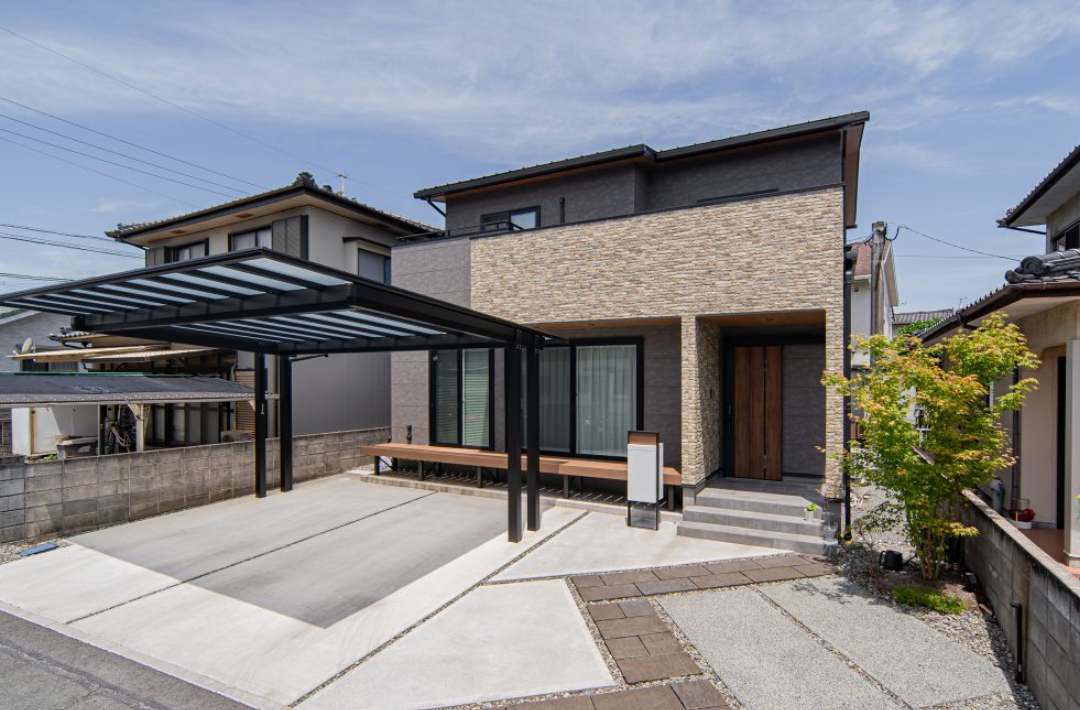 モノトーンに木が調和するスタイリッシュで無駄のない間取りの住まい