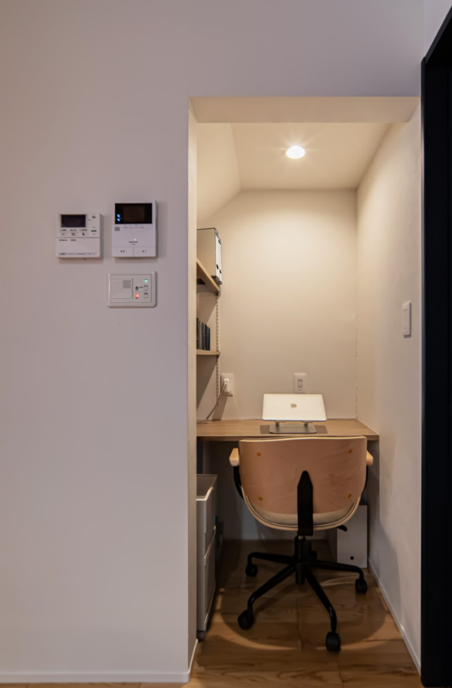 柔らかいモノトーンに木が調和する無駄のない間取りのスタイリッシュな住まい - NEOデザインホーム - ワークスペース